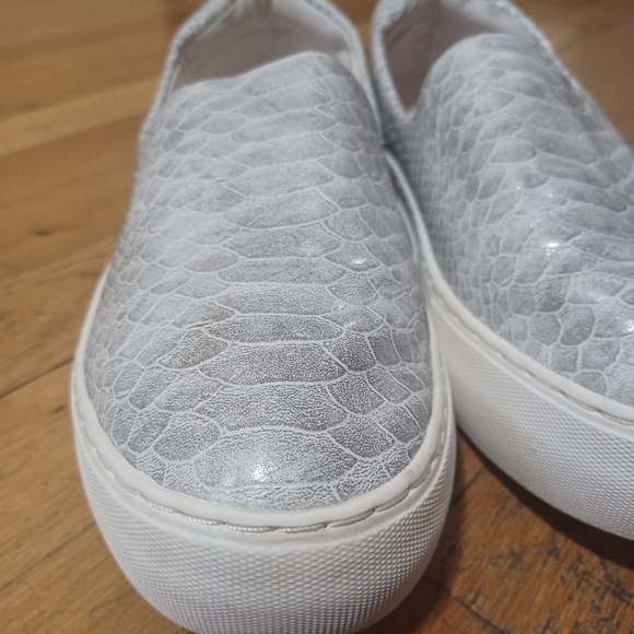LIKE NEW J Slides Silver Snakeskin Shimmery Sneakers Womens Size 5.5 - Picture 15 of 15